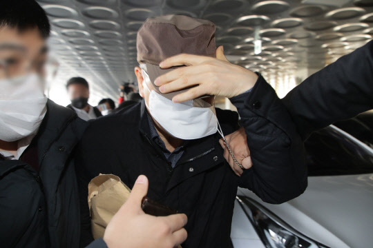 한국토지주택공사(LH) 현직 직원 A씨가 지난달 19일 오전 LH 직원들의 경기 광명·시흥 신도시 투기 의혹 관련 조사를 받기 위해 경기도 수원시 장안구 경기남부경찰청으로 들어가고 있다. 수원=연합뉴스
